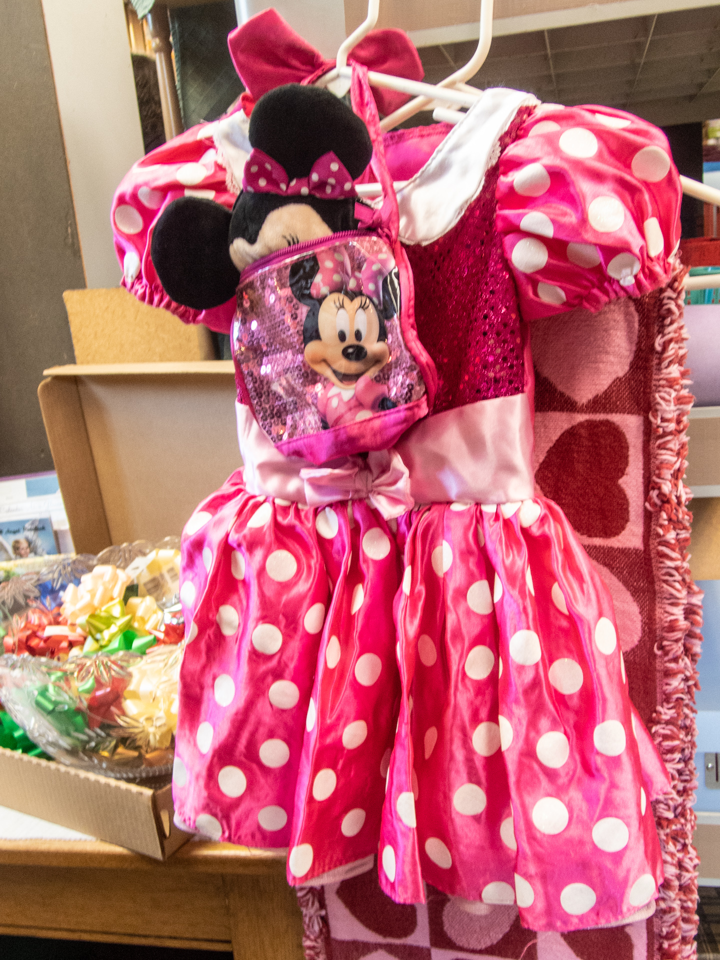 Dress your daughter as Minnie Mouse